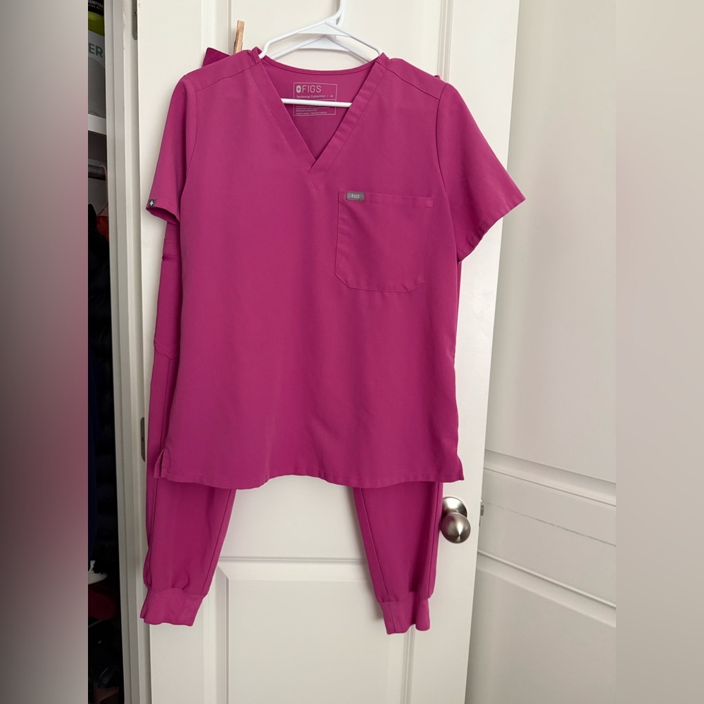 FIGS Women's Pink Scrub Set